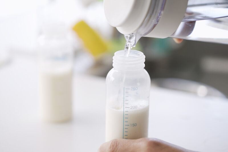 7 sai lầm khi pha sữa bột làm mất chất dinh dưỡng, gây hại cho trẻ-1