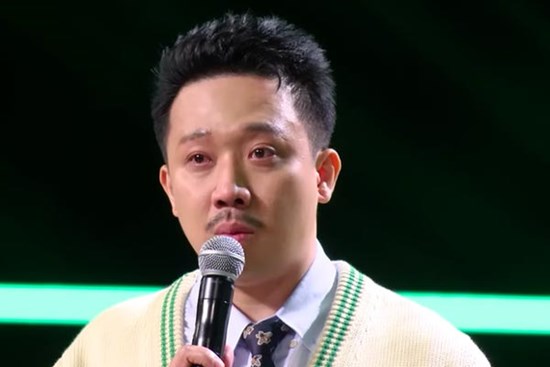 Khán giả bênh vực khi Trấn Thành không kìm được nước mắt trên sóng truyền hình