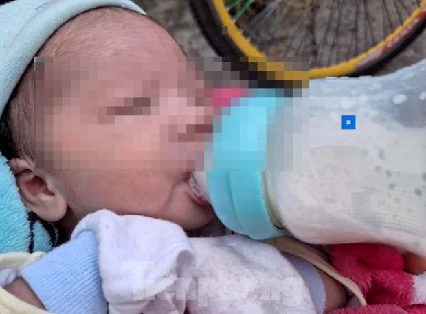 Camera ghi lại cảnh người đàn ông bỏ bé sơ sinh giữa đường rồi rời đi-1