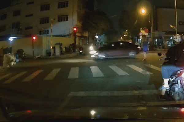 Xe tải lao vào vách đá khi đổ đèo-1