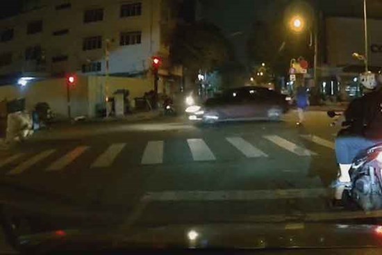 Vượt đèn đỏ, xe thu gom rác bị ôtô lao trúng