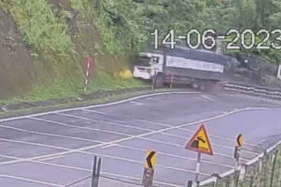 Xe tải lao vào vách đá khi đổ đèo