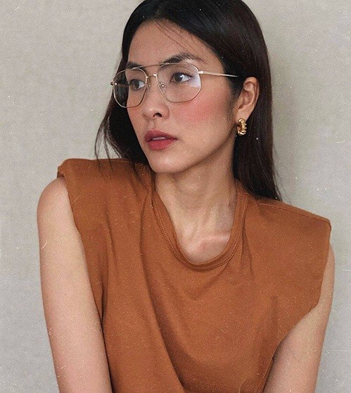 Về quê đăng ký kết hôn, Phương Oanh mặc áo giống loạt dâu hào môn, sang chảnh không kém Hà Hồ-7