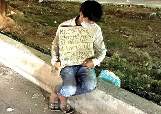 Sự thật bất ngờ về người ôm biển mẹ bệnh nặng, không có tiền về quê-1