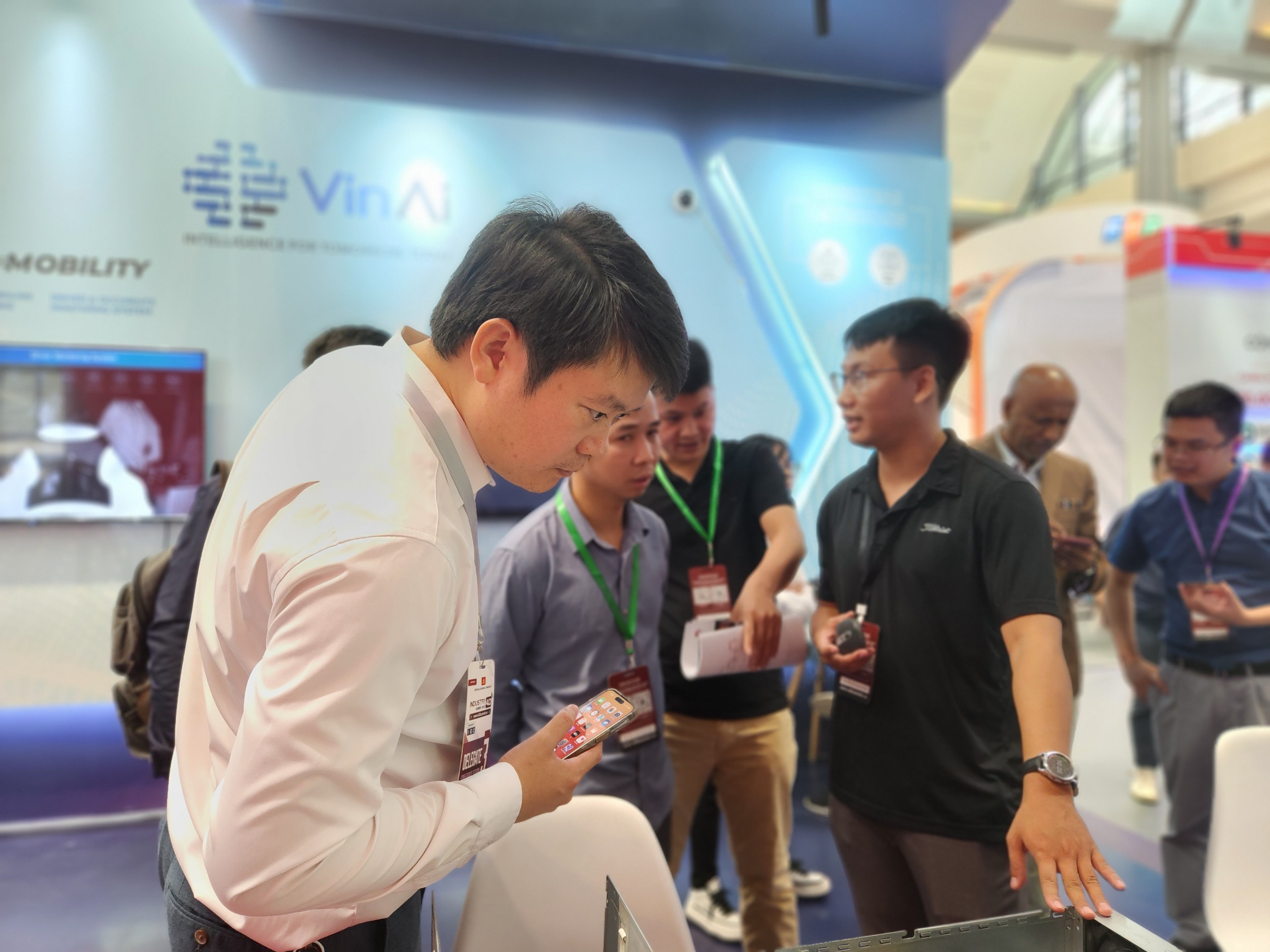 VinAI mang trải nghiệm AI đột phá đến triển lãm Vietnam Industry 4.0 Summit 2023-3