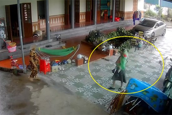 Nghe tiếng trẻ con khóc sau vụ tai nạn, đôi vợ chồng hoảng hốt, lao từ nhà ra đường giúp đỡ