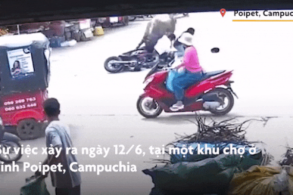 Clip: Trâu điên sổng chuồng lao ra đường húc văng người đàn ông-1