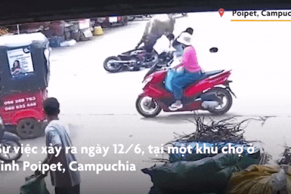 Trâu điên húc nhiều người đi đường ở Campuchia