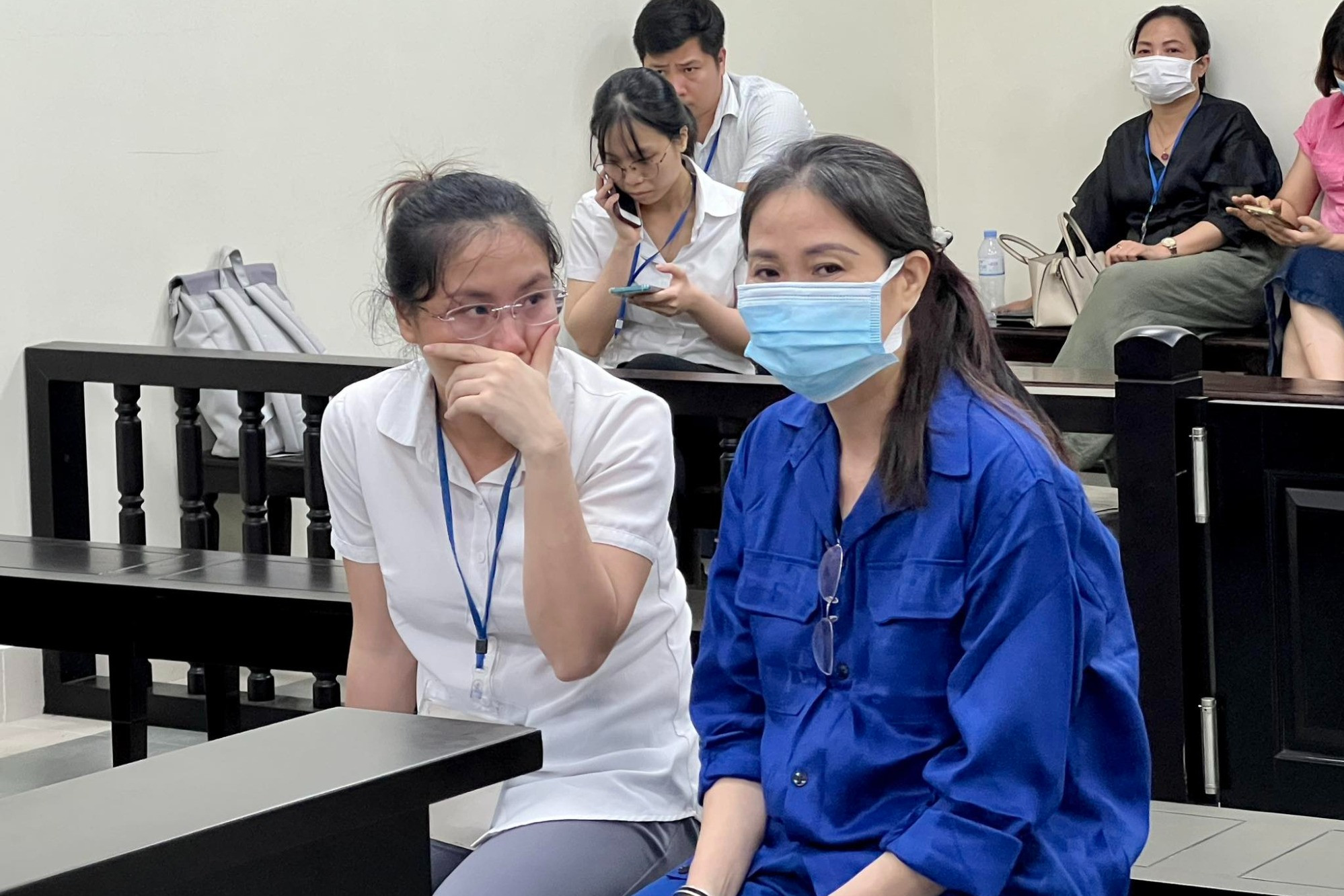 Nữ cán bộ tham ô, lấy tiền đi du lịch cùng chồng-1