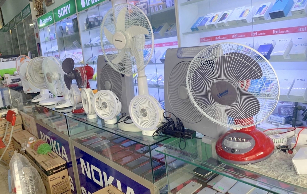 Có nên vừa sạc vừa dùng quạt tích điện không? Ghi nhớ những lưu ý để dùng quạt hiệu quả, lâu bền-1