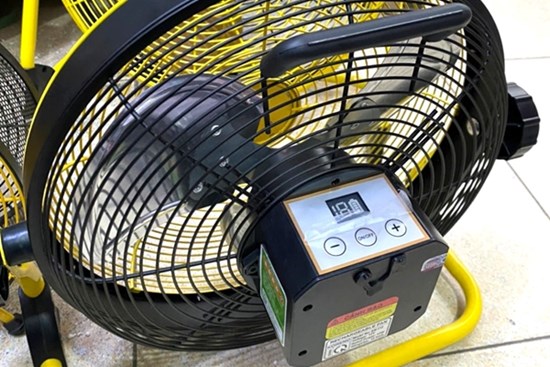 Có nên vừa sạc vừa dùng quạt tích điện không? Ghi nhớ những lưu ý để dùng quạt hiệu quả, lâu bền