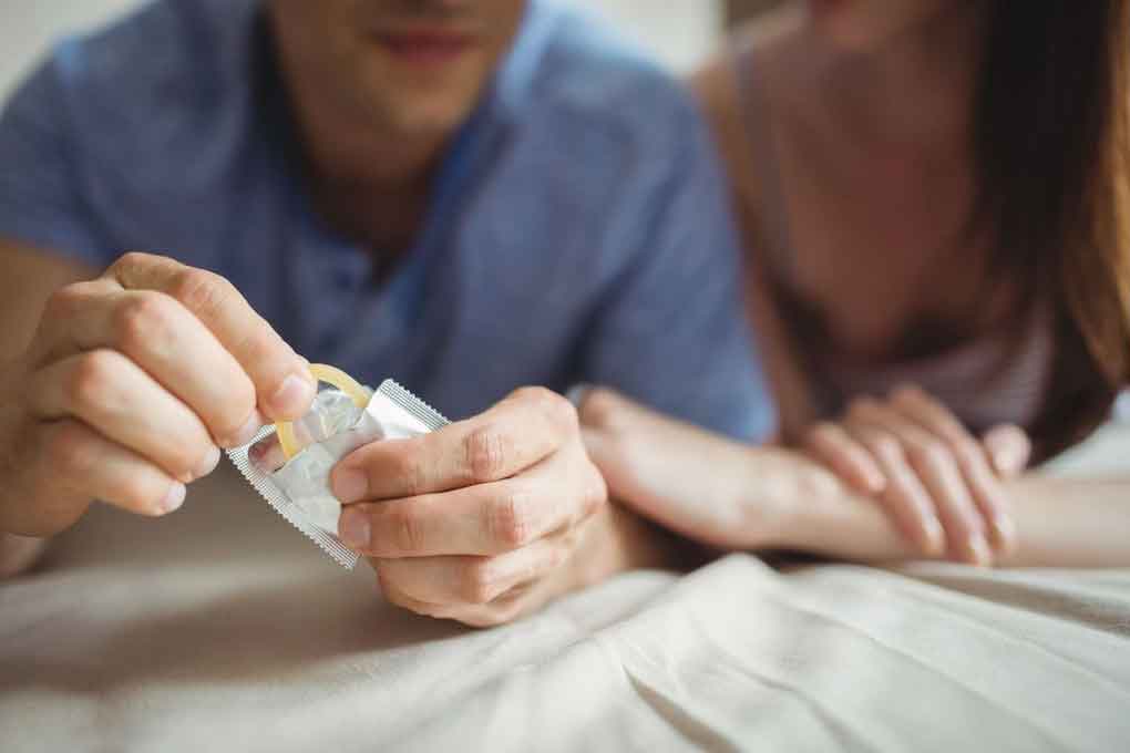 Chuẩn bị bao cao su cho chồng đi công tác, cái kết làm tôi bật khóc-1