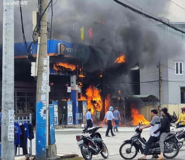 Cây xăng ở Bình Định cháy dữ dội vì khách vứt đầu thuốc lá-1