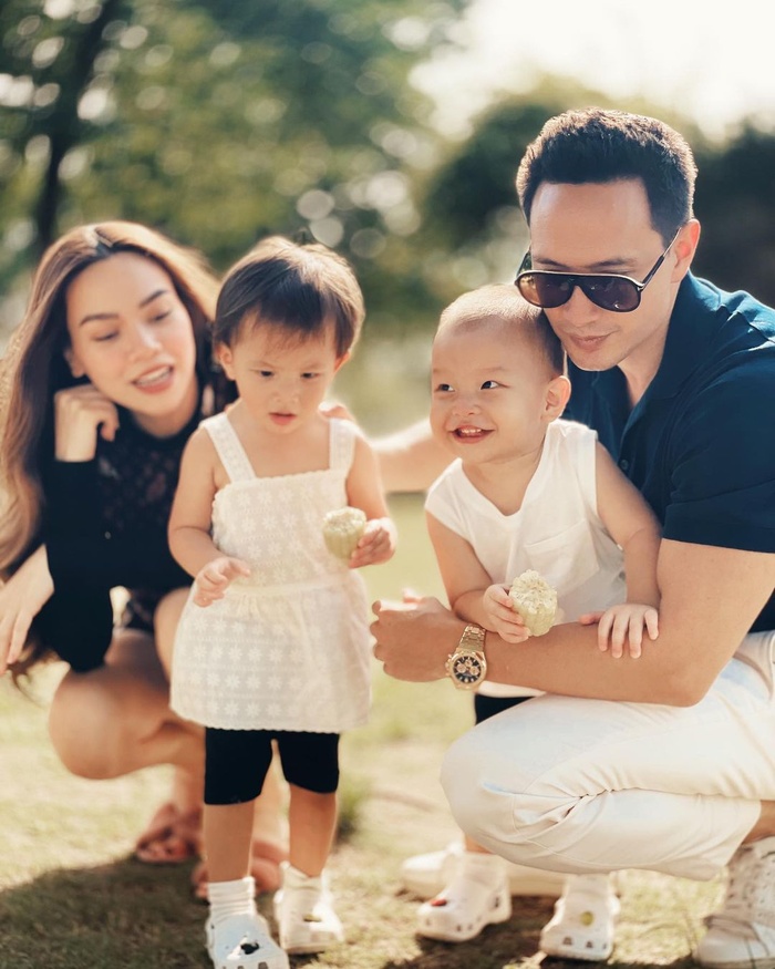 Chơi trò gọi điện cho mẹ, Lisa nhà Hà Hồ được khen vì hành động quan tâm tới em trai Leon-1