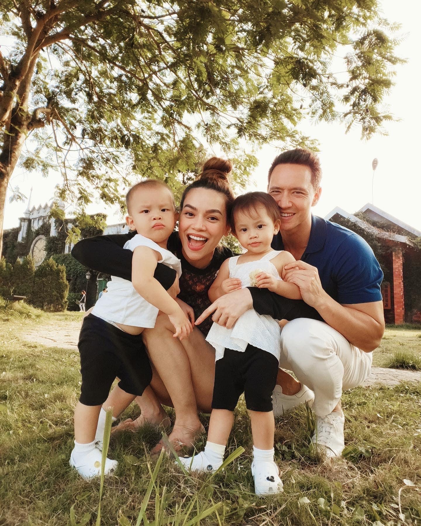 Chơi trò gọi điện cho mẹ, Lisa nhà Hà Hồ được khen vì hành động quan tâm tới em trai Leon-2