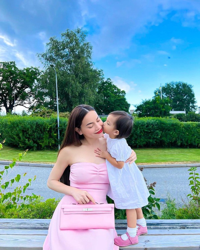 Chơi trò gọi điện cho mẹ, Lisa nhà Hà Hồ được khen vì hành động quan tâm tới em trai Leon-3