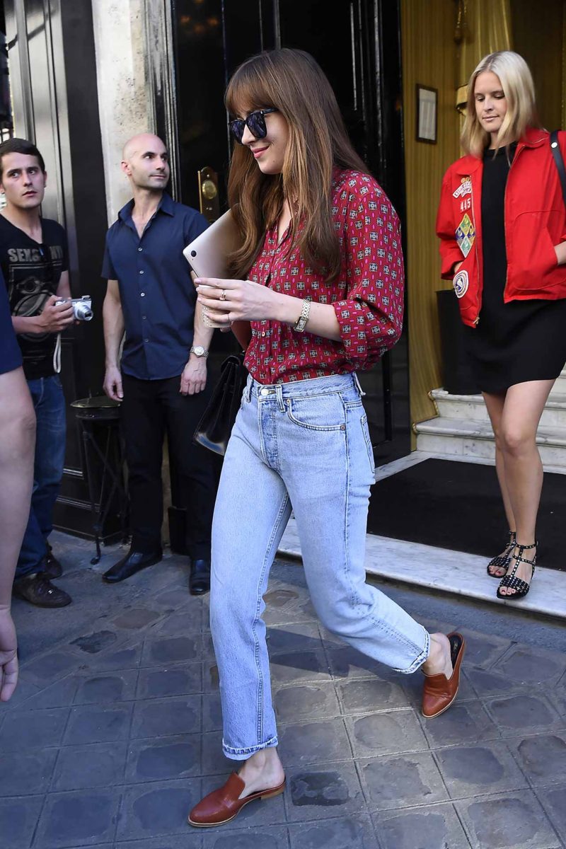 Phong cách diện quần jeans đơn giản mà đẹp của Dakota Johnson-4