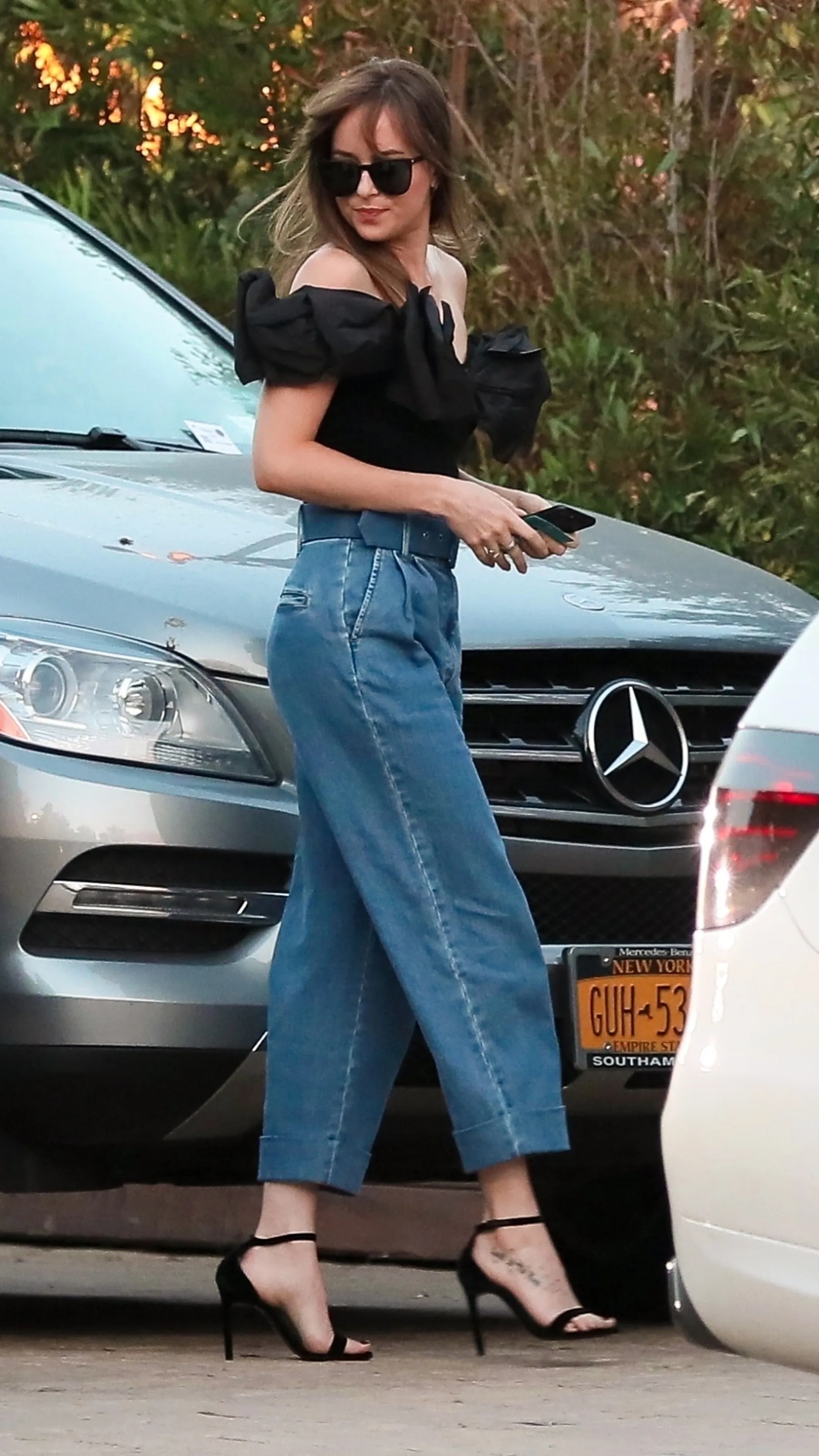 Phong cách diện quần jeans đơn giản mà đẹp của Dakota Johnson-8