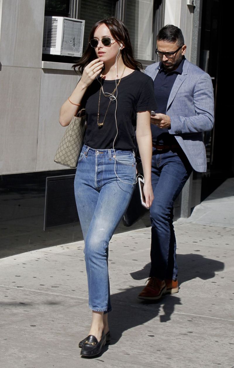 Phong cách diện quần jeans đơn giản mà đẹp của Dakota Johnson-9