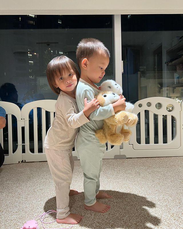 Chơi trò gọi điện cho mẹ, Lisa nhà Hà Hồ được khen vì hành động quan tâm tới em trai Leon-4