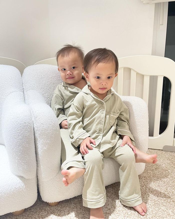 Chơi trò gọi điện cho mẹ, Lisa nhà Hà Hồ được khen vì hành động quan tâm tới em trai Leon-5