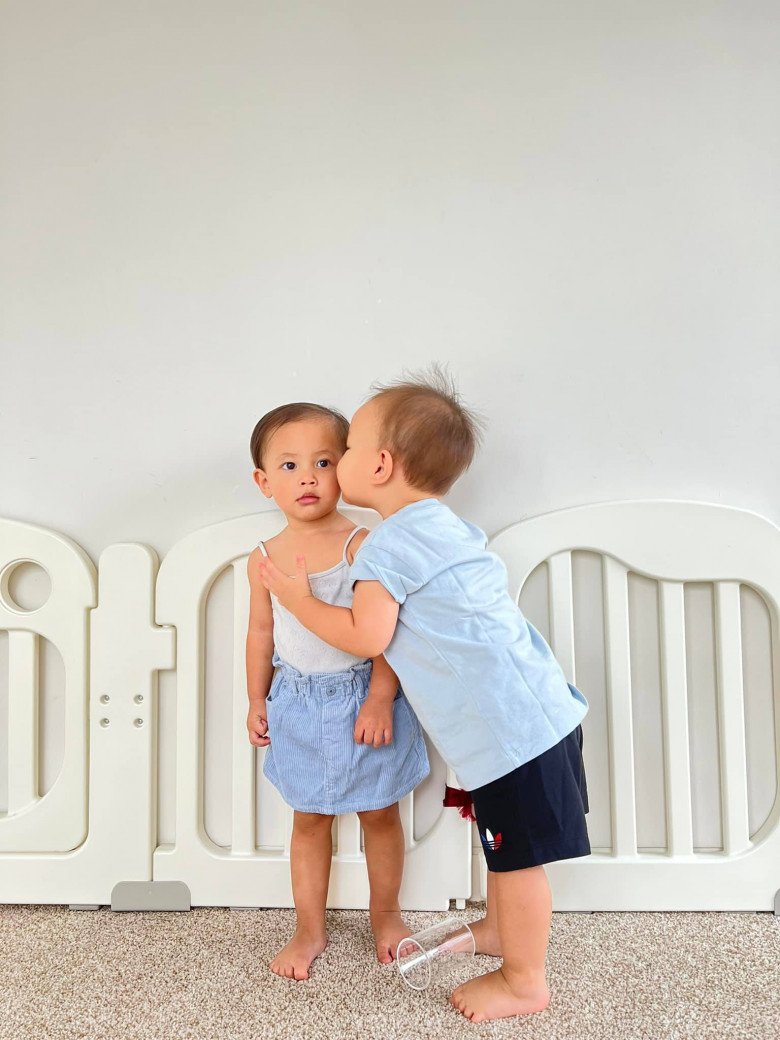 Chơi trò gọi điện cho mẹ, Lisa nhà Hà Hồ được khen vì hành động quan tâm tới em trai Leon-6