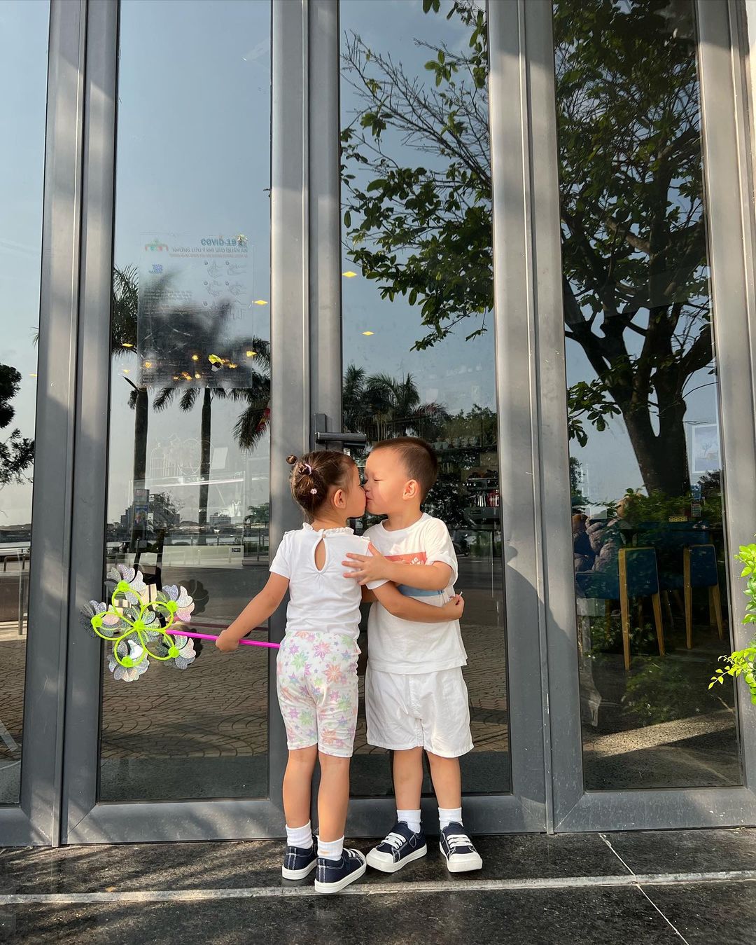 Chơi trò gọi điện cho mẹ, Lisa nhà Hà Hồ được khen vì hành động quan tâm tới em trai Leon-7