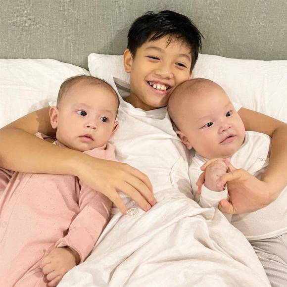 Chơi trò gọi điện cho mẹ, Lisa nhà Hà Hồ được khen vì hành động quan tâm tới em trai Leon-8