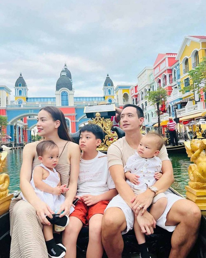 Chơi trò gọi điện cho mẹ, Lisa nhà Hà Hồ được khen vì hành động quan tâm tới em trai Leon-9