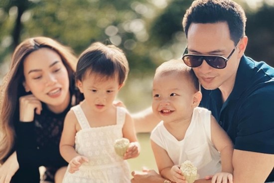Chơi trò gọi điện cho mẹ, Lisa nhà Hà Hồ được khen vì hành động quan tâm tới em trai Leon