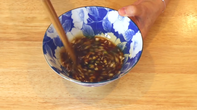 Nắng nóng chán cơm, vợ nhanh tay đem miến trộn với những thứ này ngon mát, tuần ăn vài lần không chán!-2