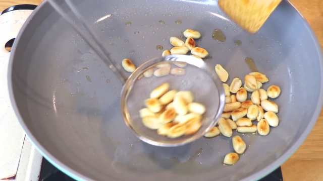 Nắng nóng chán cơm, vợ nhanh tay đem miến trộn với những thứ này ngon mát, tuần ăn vài lần không chán!-3