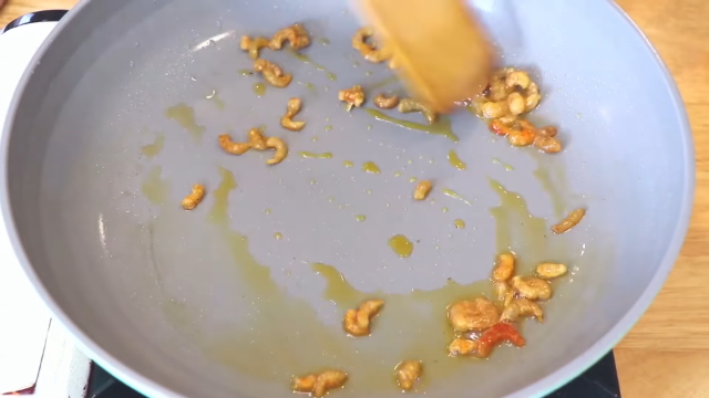 Nắng nóng chán cơm, vợ nhanh tay đem miến trộn với những thứ này ngon mát, tuần ăn vài lần không chán!-4