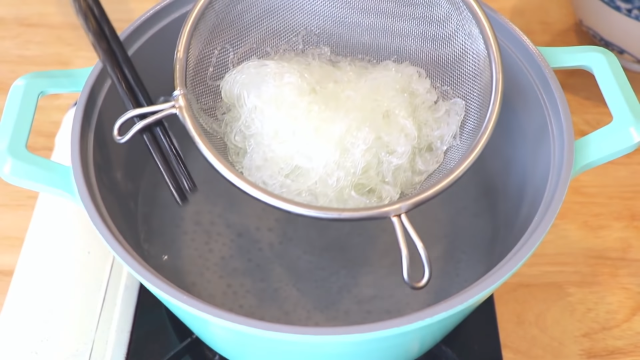 Nắng nóng chán cơm, vợ nhanh tay đem miến trộn với những thứ này ngon mát, tuần ăn vài lần không chán!-5