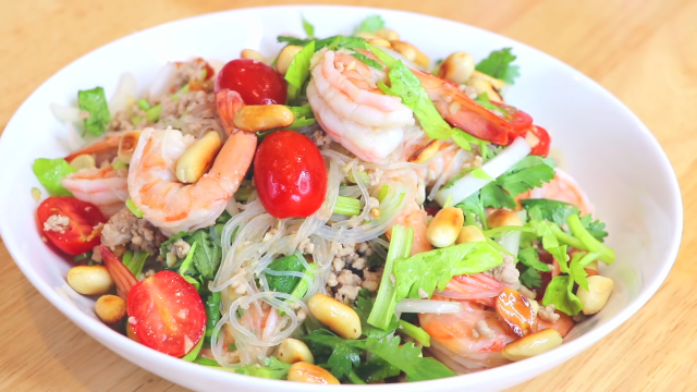 Nắng nóng chán cơm, vợ nhanh tay đem miến trộn với những thứ này ngon mát, tuần ăn vài lần không chán!-8