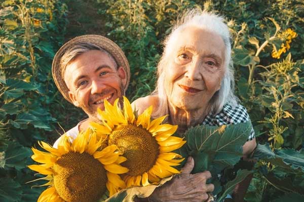 Thị trấn kỳ lạ nơi người dân sống chung một mái nhà, ai cũng thủ sẵn ống nhòm-6