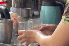 Chủ quán trà múa nước sôi tráng cốc suốt 10 năm nhờ câu nói của vị bác sĩ-2