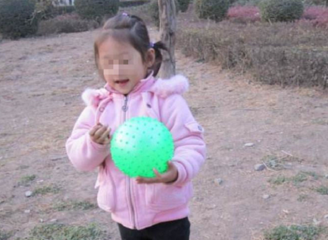 Thấy khách lạ đến nhà chơi, anh chồng liền đưa con gái 5 tuổi đi xét nghiệm ADN và cái kết-3