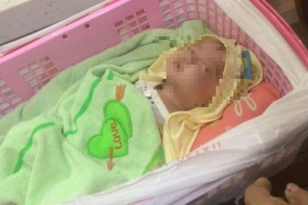 Bé trai sơ sinh bị bỏ rơi dưới chân cầu-2