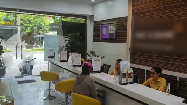 Thấy khách hàng run rẩy khi rút gần 1 tỷ đồng, nhân viên ngân hàng vội báo Công an-1