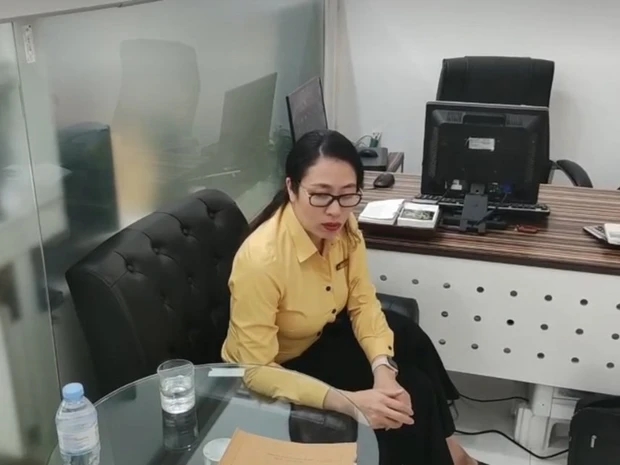 Thấy khách hàng run rẩy khi rút gần 1 tỷ đồng, nhân viên ngân hàng vội báo Công an-2