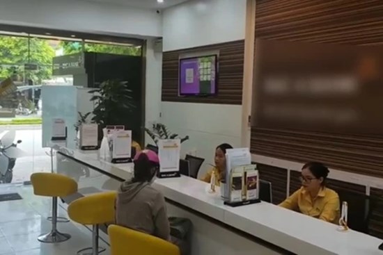 Thấy khách hàng run rẩy khi rút gần 1 tỷ đồng, nhân viên ngân hàng vội báo Công an