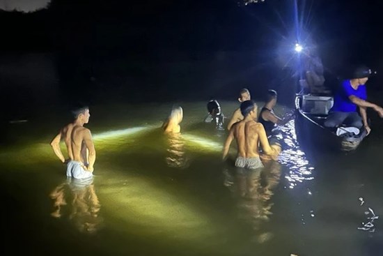 3 ông cháu chết đuối khi đi tắm sông lúc chạng vạng