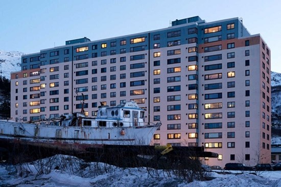 Thị trấn kỳ lạ nơi người dân sống chung 'một mái nhà', ai cũng 'thủ sẵn' ống nhòm