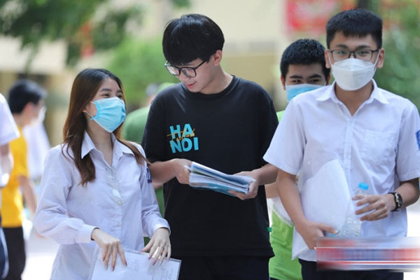 Vụ lộ đề thi tiếng Anh lớp 10 ở Kon Tum: Do học sinh chia sẻ trong nhóm kín-2