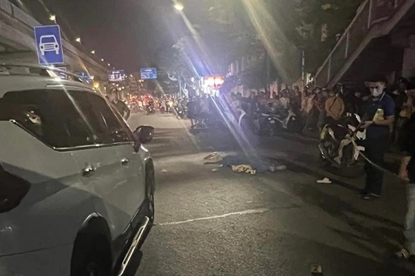 Tài xế xe máy bị hất tung lên trời sau cú va chạm-1