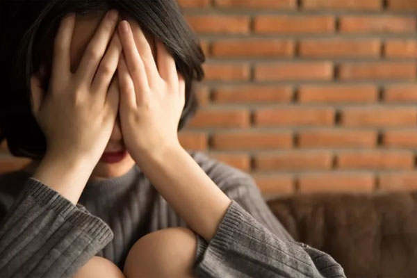 Nửa đêm thấy chồng trốn sang phòng con ngồi 1 mình, tôi ngỡ ngàng khi nghe anh thú tội”-2