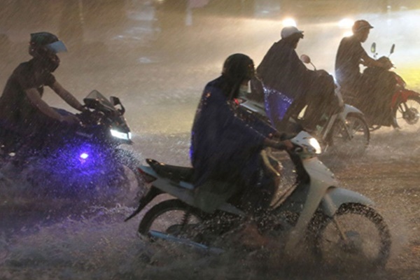 Hà Nội mưa to sau ngày nắng nóng gay gắt, có thể ngập lụt-1