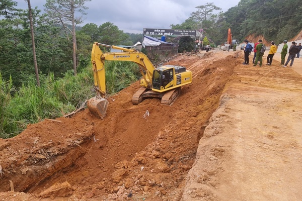 Sạt lở khi thi công đèo Prenn ở Đà Lạt, một người chết-1