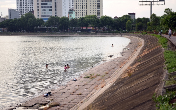 Người dân đua nhau tắm hồ Linh Đàm, bất chấp biển cấm-14